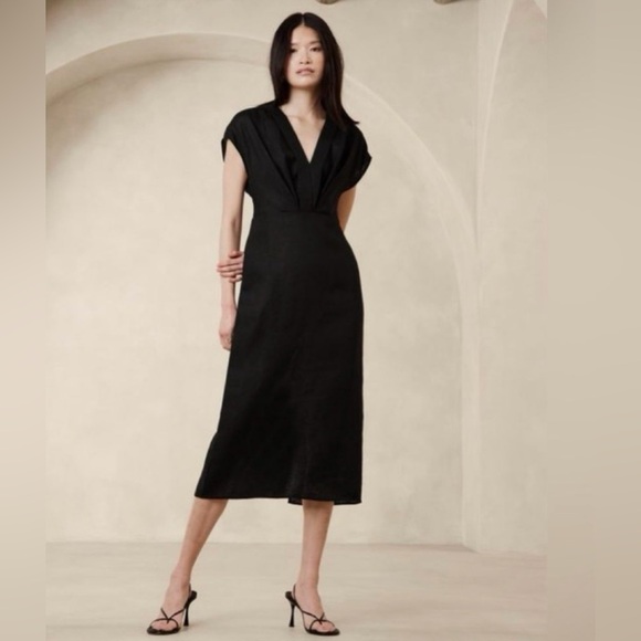 Banana Republic Dresses & Skirts - Banana Republic Petite 0P Black V-Neck Sheath Dress NWT
